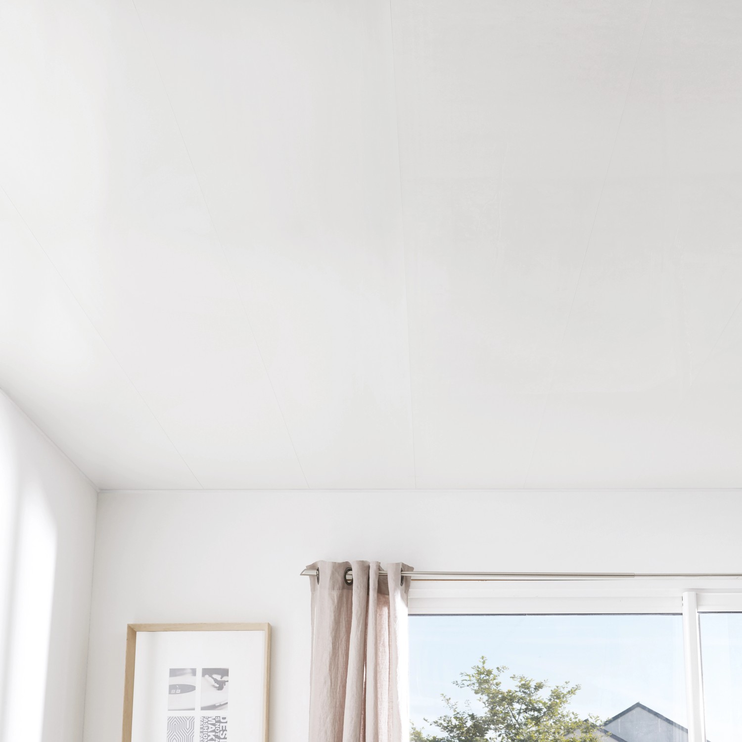 Helle Wohnraum-Szene mit weißen Grosfillex Wandpaneelen Element. Dekor-Paneele für Wand und Decke.