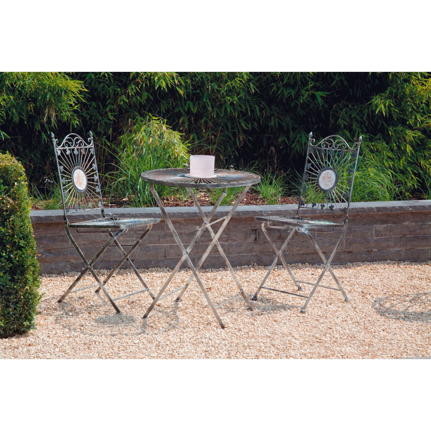 Zwei Stühle und ein Tisch auf Ziersplitt Yellow Sun Hellbeige im Garten.