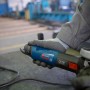 Bosch Professional GWS 17-125 Winkelschleifer in Aktion, Handwerker bei der Arbeit.