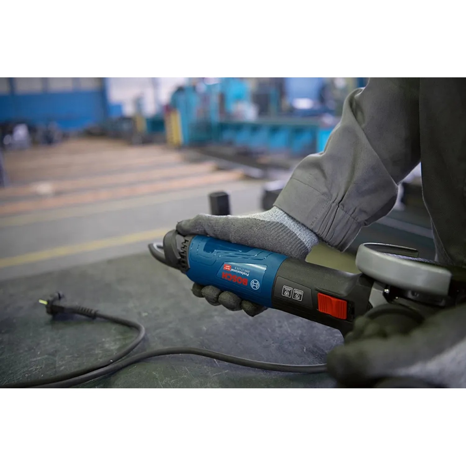 Bosch Professional GWS 17-125 Winkelschleifer in Aktion, Handwerker bei der Arbeit.