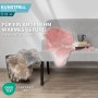 Rosa KARAT Kunstfell Nelly auf Sofa und im Korb. Flauschiges Dekofell für gemütliche Atmosphäre.