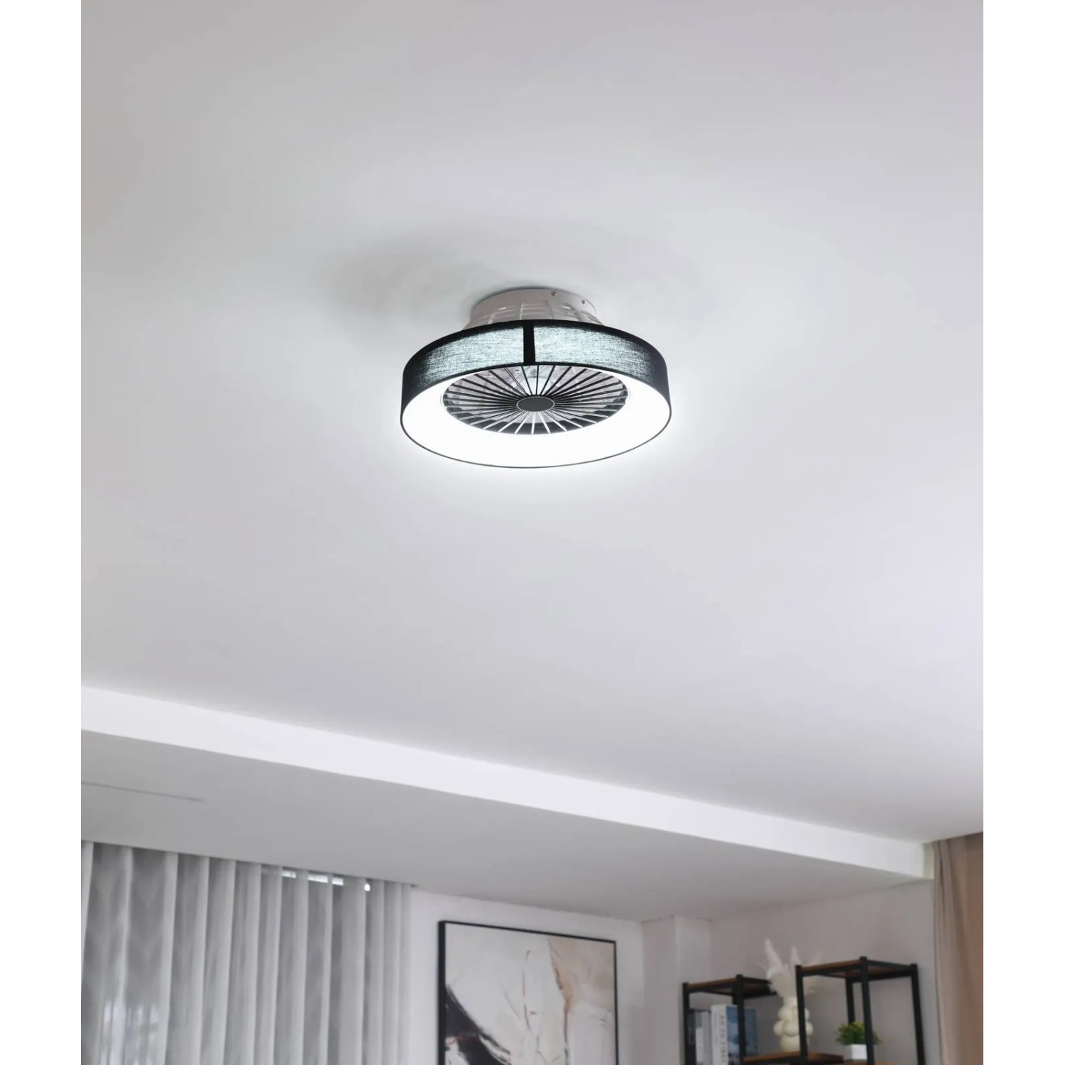 Schwarzer Lindby LED Deckenventilator Mace mit Lampe, dimmbar für Wohnzimmer.