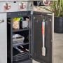 Char-Broil Innenregal Made2Match für Grillwagen mit Grillzubehör im geöffneten Schrank.