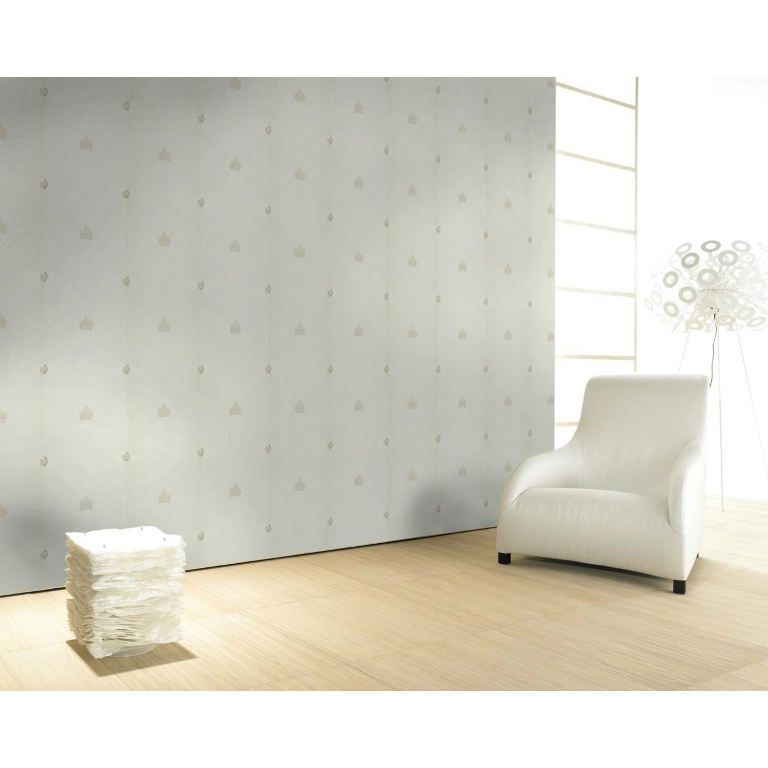 Glööckler Vliestapete Imperial Rauten mit Krönchen Creme im Raum.