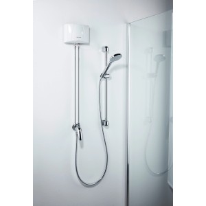 Clage Kleindurchlauferhitzer-Set MBX6 Shower mit Handbrause und Wandstange im Badezimmer.