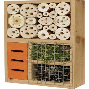 T&J Insektenhaus Labo-3D aus Holz mit Füllmaterialien wie Kiefernzapfen, Weide und Ziegelsteinen.