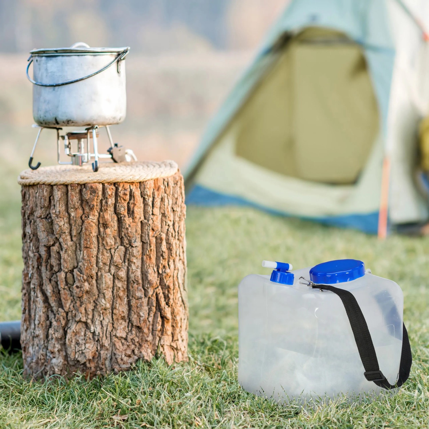 Blauer, faltbarer 15L Trinkwasserkanister aus transparentem Kunststoff mit Zapfhahn und Tragegurt für Camping & Outdoor.