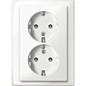 Merten Doppelsteckdose System M Polarweiß mit erhöhtem Berührungsschutz.