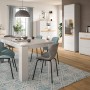 Inn.Furn Wandboard Darell, grau mit Riviera Eiche Regalboden, 150 cm, über Sideboard im modernen Wohnzimmer.