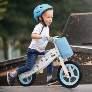 Kind mit blauem Helm fährt Joyz Holz-Laufrad mit Sternen und blauen Vollgummi-Rädern. Fördert Gleichgewicht.