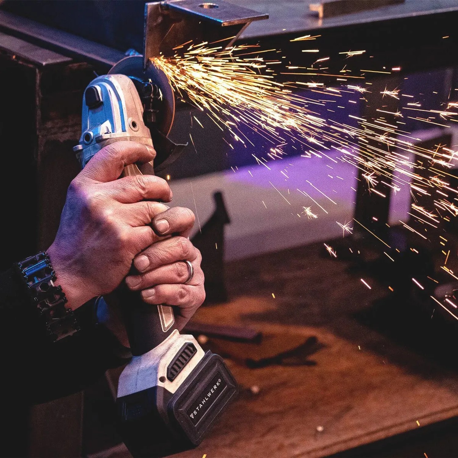 STAHLWERK Akku Winkelschleifer im Einsatz: Funken beim Schleifen von Metall.