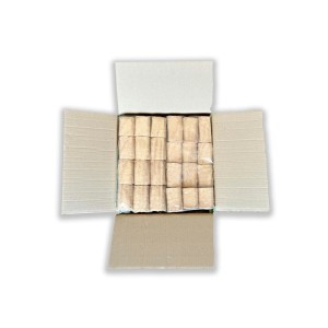 Offener Karton mit gestapelten PINI RUF Holzbriketts aus Buche. Rechteckige Brennholz-Briketts für Kamin, Ofen, Grill.