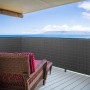 Dunkelgrauer urfence PVC Sichtschutz auf Balkon mit Meerblick. Bietet blickdichten Windschutz für Garten & Balkon.