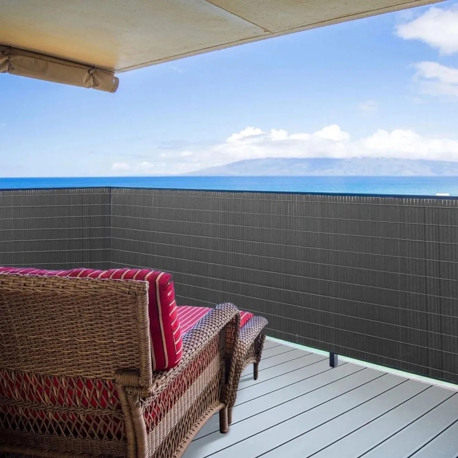 Dunkelgrauer urfence PVC Sichtschutz auf Balkon mit Meerblick. Bietet blickdichten Windschutz für Garten & Balkon.