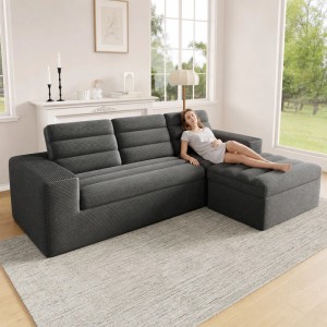 Dunkelgraues L-Sofa aus Cord mit modularer Bauweise im Wohnzimmer, Frau entspannt darauf.