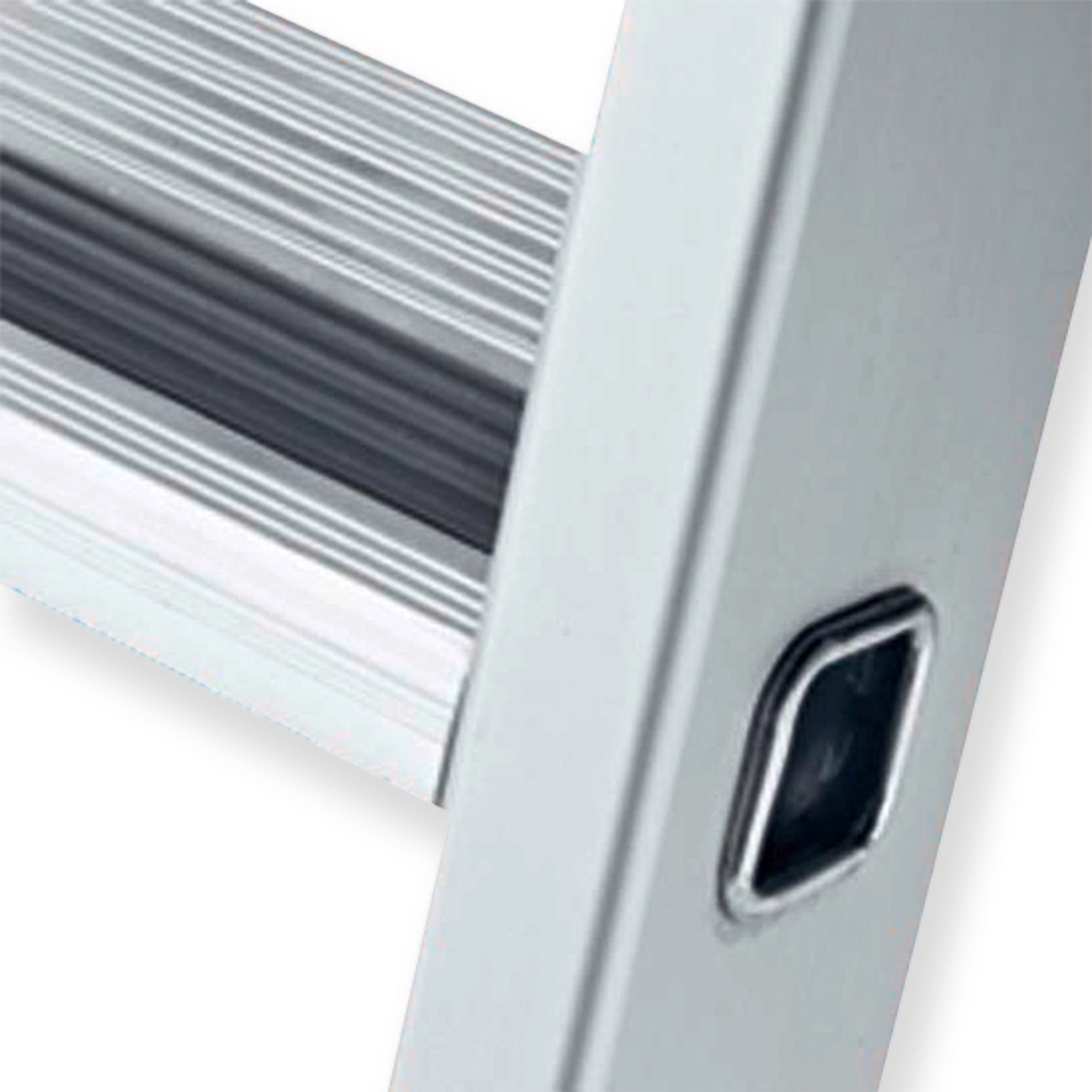 Detailaufnahme: Sprossen und Holm der Zarges Fahrbaren Podestleiter Safemaster Plus.