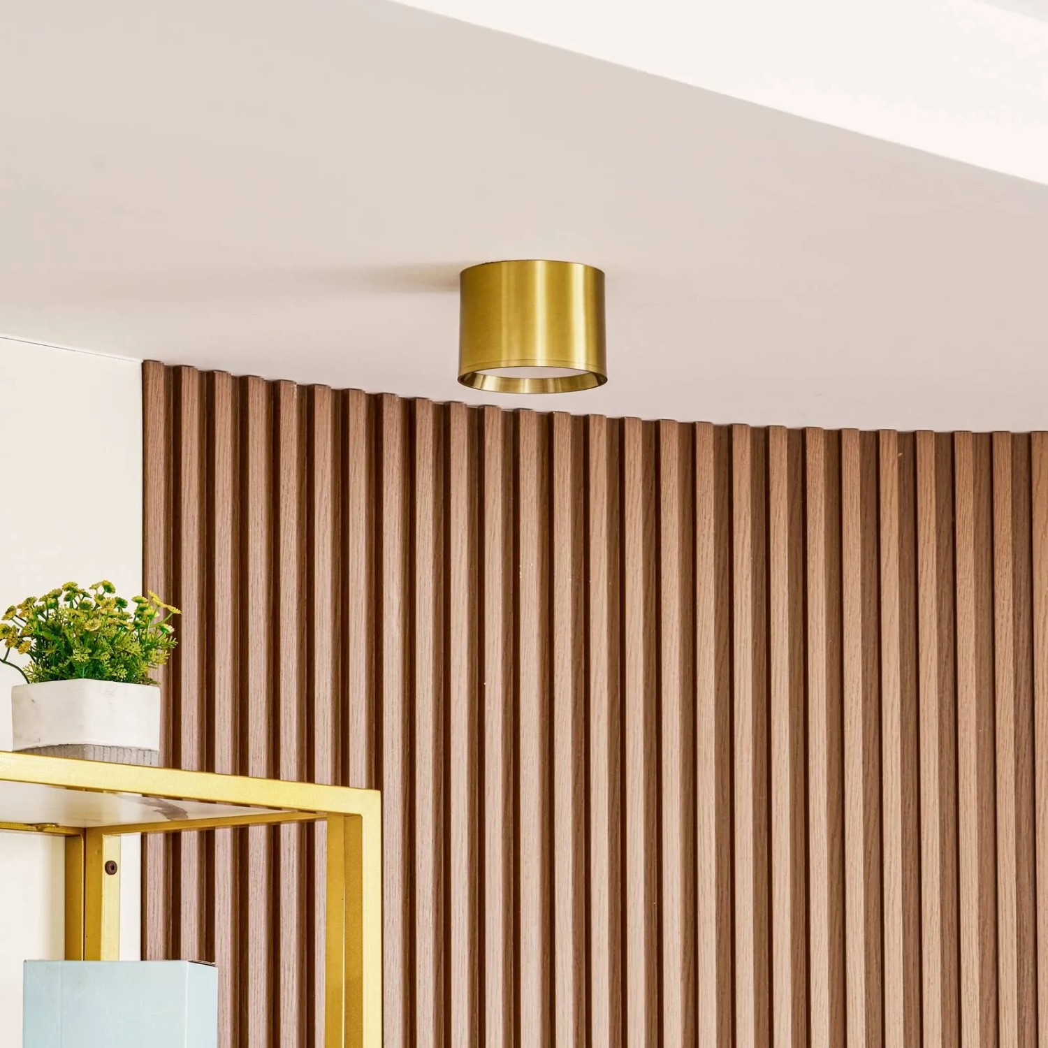 Goldene Lindby LED Deckenlampe Nivoria aus Aluminium, runde Wohnzimmerleuchte.