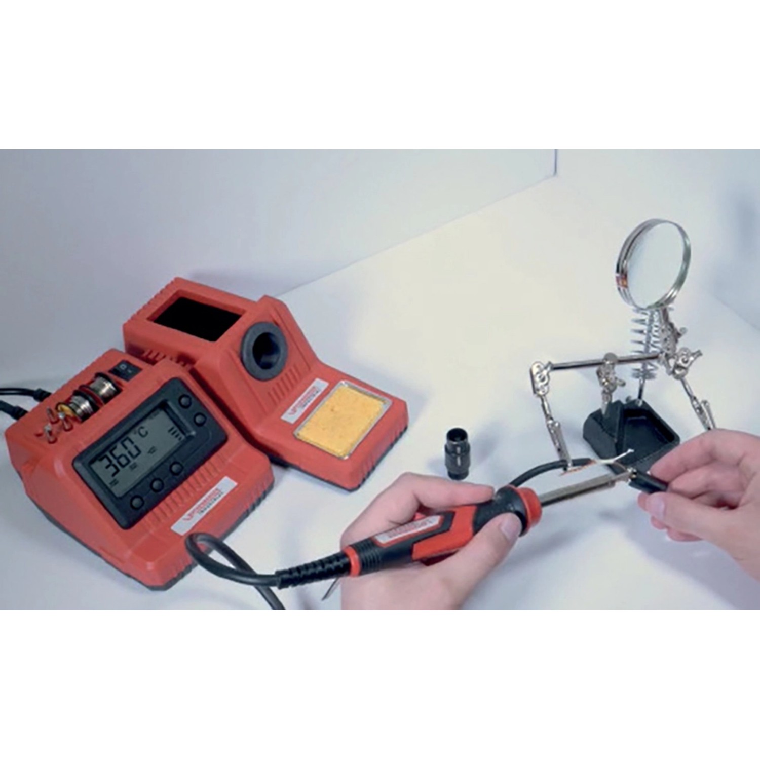 Rothenberger Industrial Lötstation Digital 60W mit Zubehör im Einsatz.