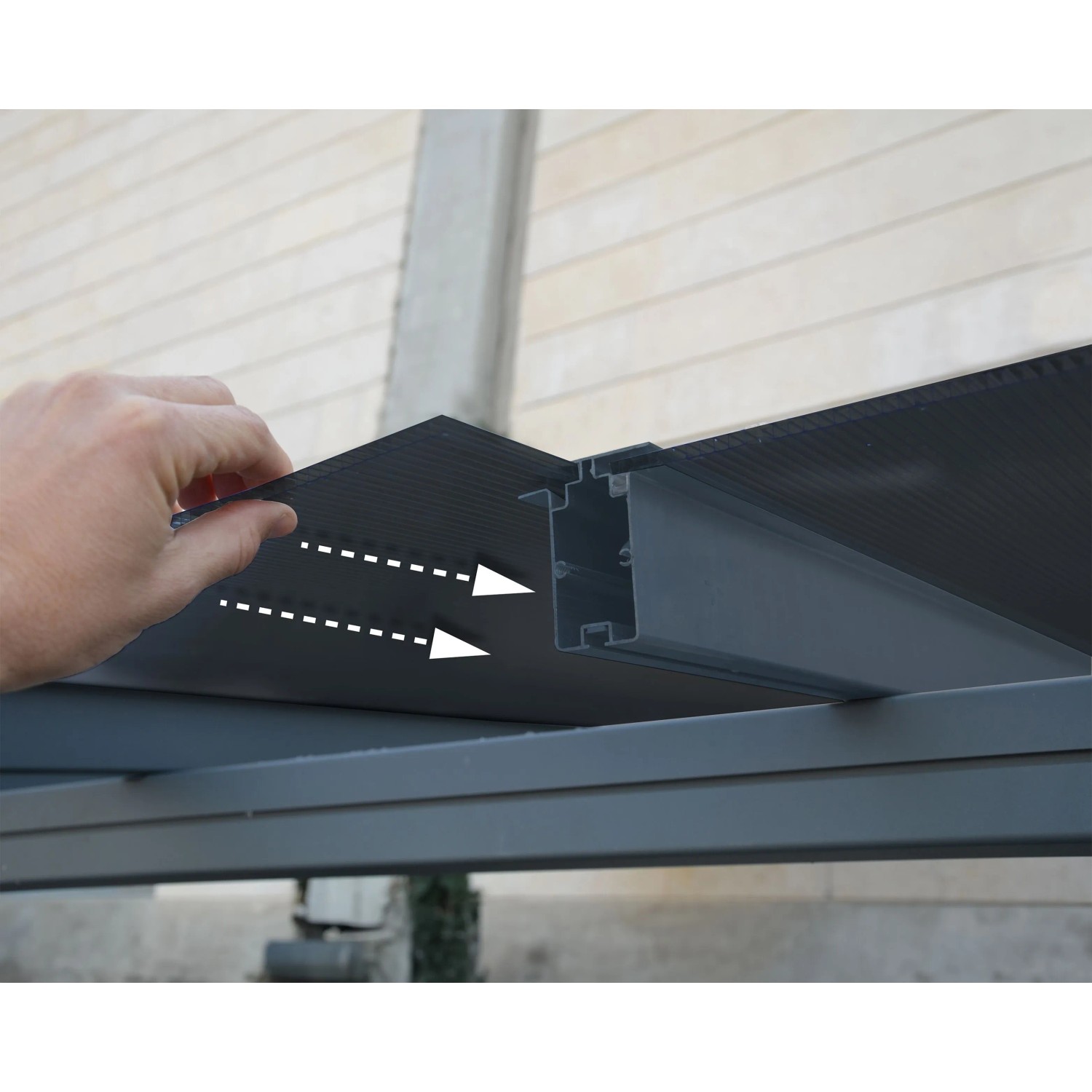 Detailaufnahme: Montage der Stegplatten am Canopia Carport Verona 5000 in Grau.