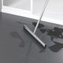 Wenko Boden- und Fensterwischer Rosole aus Edelstahl auf grauen Fliesen mit Wasser.