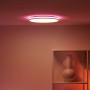 Weiße WiZ LED-Deckenleuchte Rune mit Farbwechsel und 2100 Lumen, montiert an einer Decke.