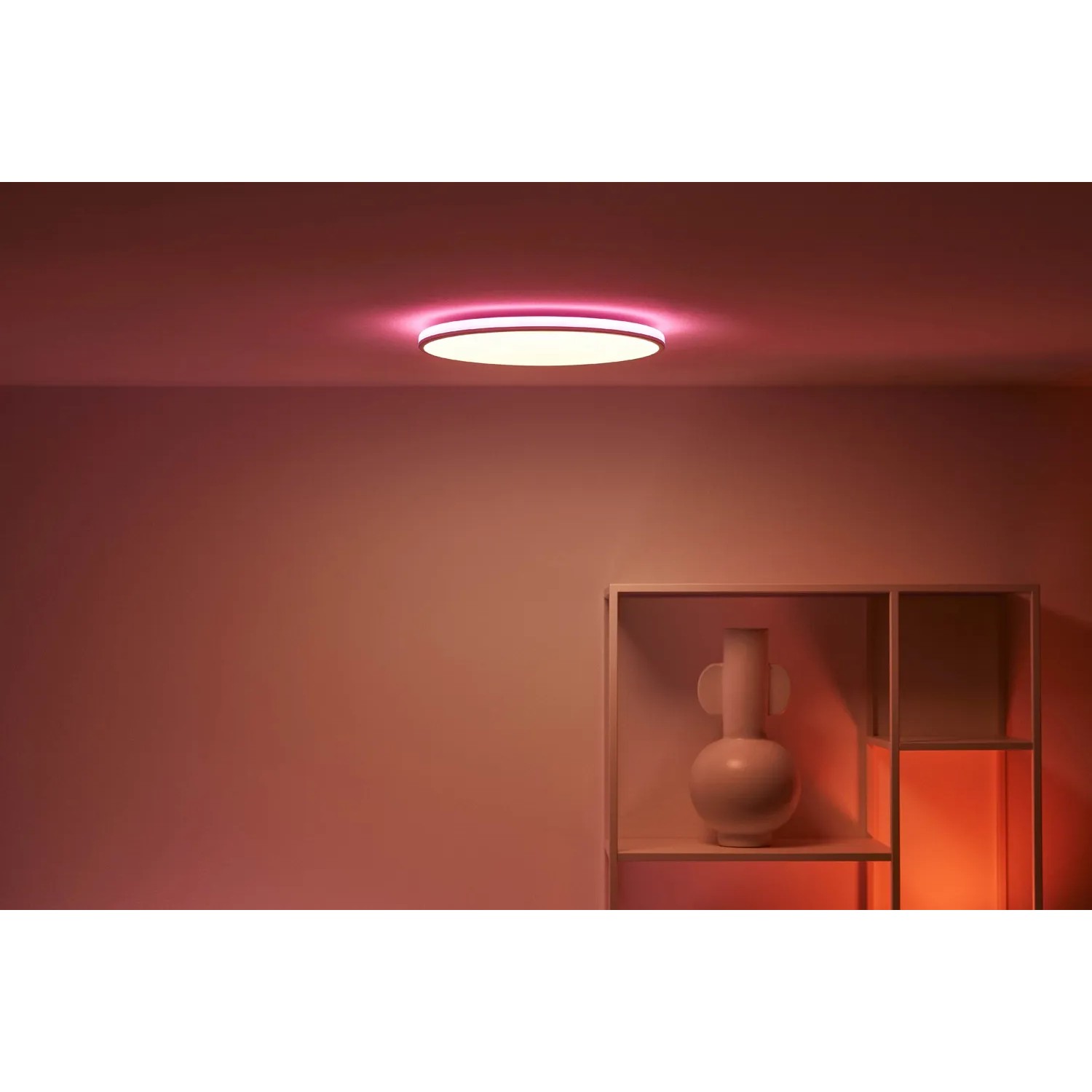 Weiße WiZ LED-Deckenleuchte Rune mit Farbwechsel und 2100 Lumen, montiert an einer Decke.