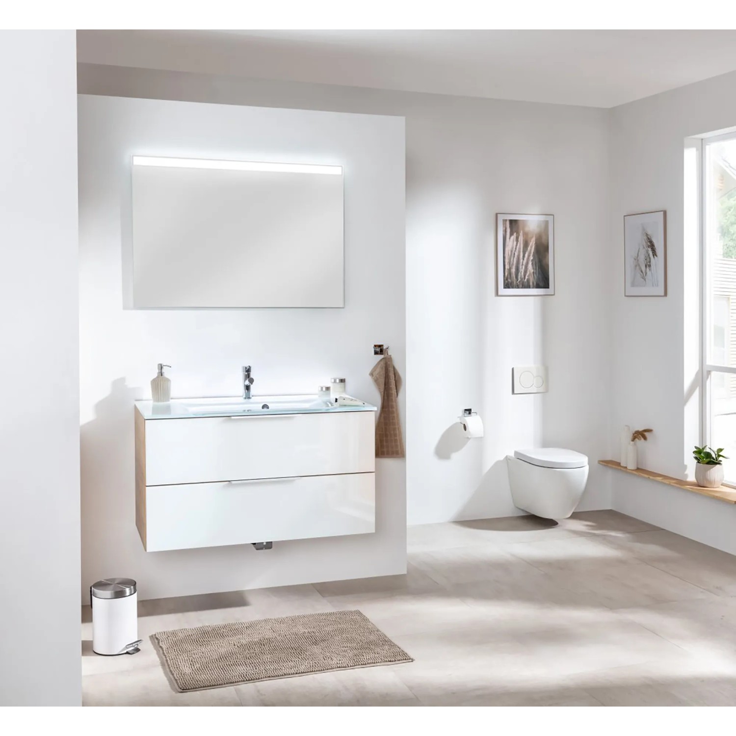 Modernes Badezimmer mit Fackelmann Waschbeckenbeleuchtung BackLight 100 cm und passendem Badmöbel.
