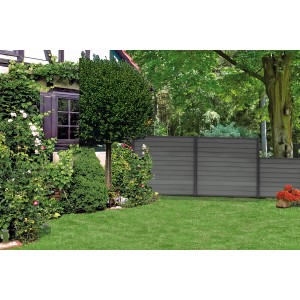 T & J WPC Steckzaun Skär in Anthrazit im Garten, robust und blickdicht.