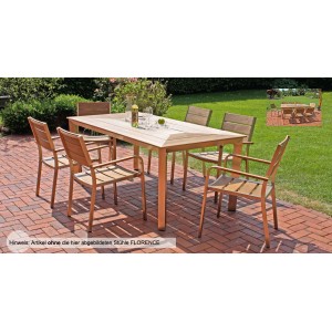 Rechteckiger, champagnerfarbener Gartentisch Garden Pleasure FLORENCE mit Stühlen auf einer Terrasse.