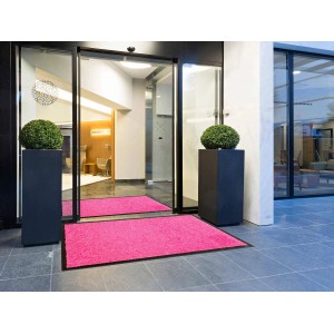 Pinke Primaflor Schmutzfangmatte Clean 40x60 cm vor Eingangstür mit Pflanzen.