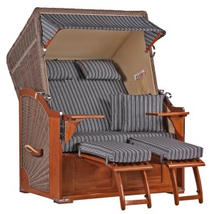 GarWoh Strandkorb Nordstrand Mahagoni mit grau-weiß gestreiften Polstern und ausklappbaren Fußstützen.