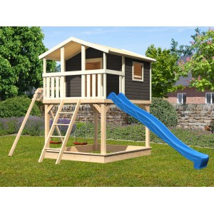 Karibu Stelzenhaus Benjamin mit Doppelschaukel und blauer Rutsche im Garten.