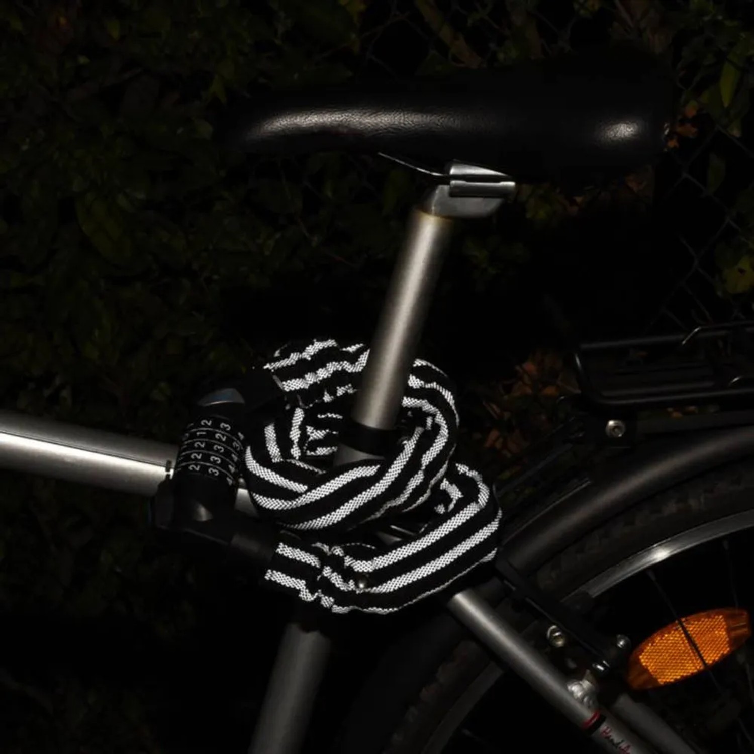 Fischer Kettenschloss Reflex mit Zahlen, 80 cm, um Fahrradrahmen gewickelt.