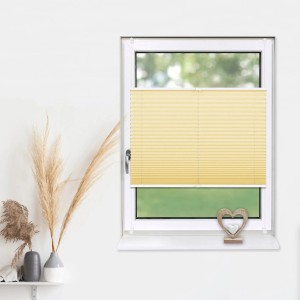 Hellorange Plissee 85x210 cm, blickdicht, ohne Bohren am Fenster montiert.