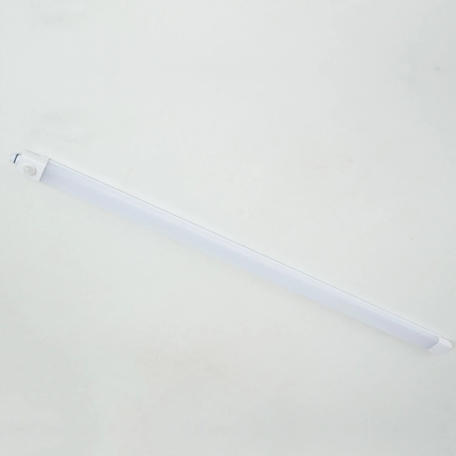 Graue LED-Feuchtraumleuchte Stripe, 36W, 120cm mit Sensor für Innen- und Außenbereiche.