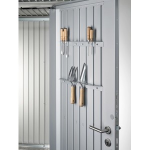 Biohort Werkzeughalter für Tür am Gartenhaus AvantGarde, silber-metallic mit Werkzeugen.
