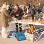 LUX Multifunktionstisch mit Alu-Gestell auf einem Flohmarkt mit Menschen.