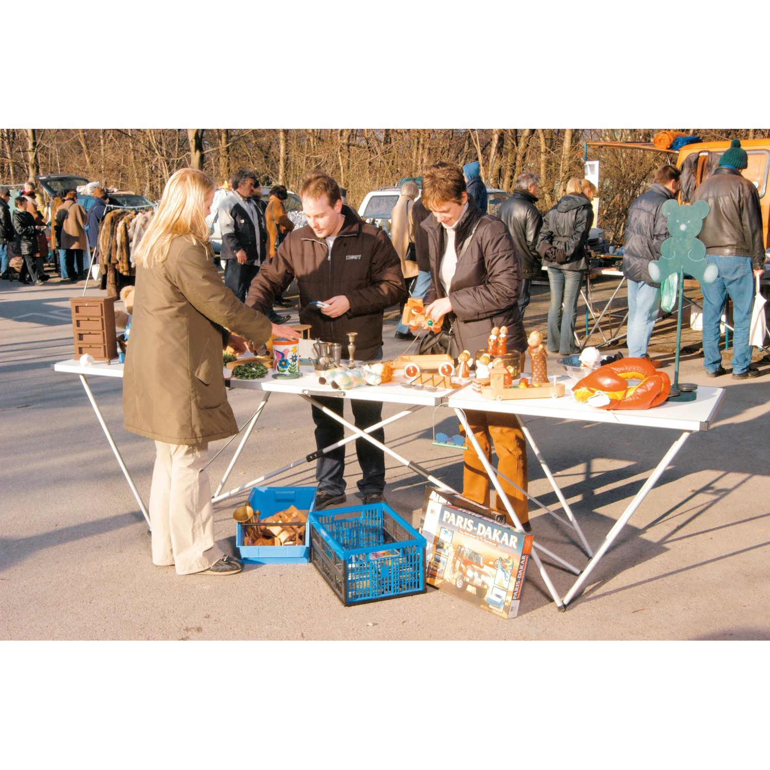 LUX Multifunktionstisch mit Alu-Gestell auf einem Flohmarkt mit Menschen.