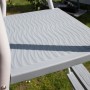 Detailaufnahme: Graue Stufe der Gre Poolleiter aus Polypropylen mit Wellenmuster.