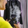 Kärcher Dampfglätter im Einsatz: Glättet Jacke mit Dampf. Dampfreiniger Zubehör für faltenfreie Kleidung.