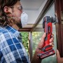 Einhell Akku-Multifunktionswerkzeug TP-MG 18 Li BL-Solo im Einsatz an einem Fensterrahmen.