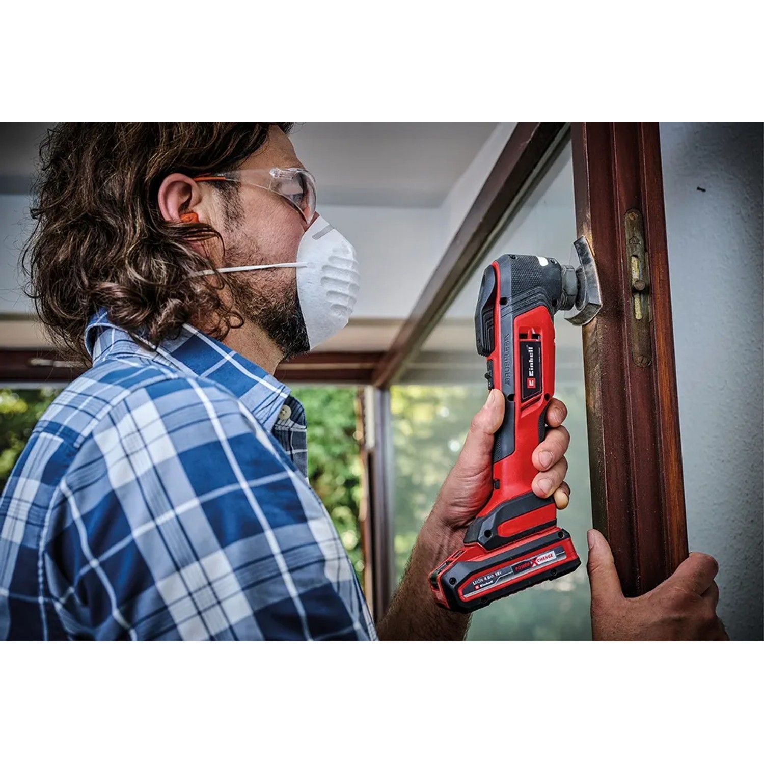 Einhell Akku-Multifunktionswerkzeug TP-MG 18 Li BL-Solo im Einsatz an einem Fensterrahmen.
