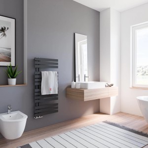 Schulte Design-Heizkörper Breda, 477 W, Pearl Schwarz im modernen Bad.