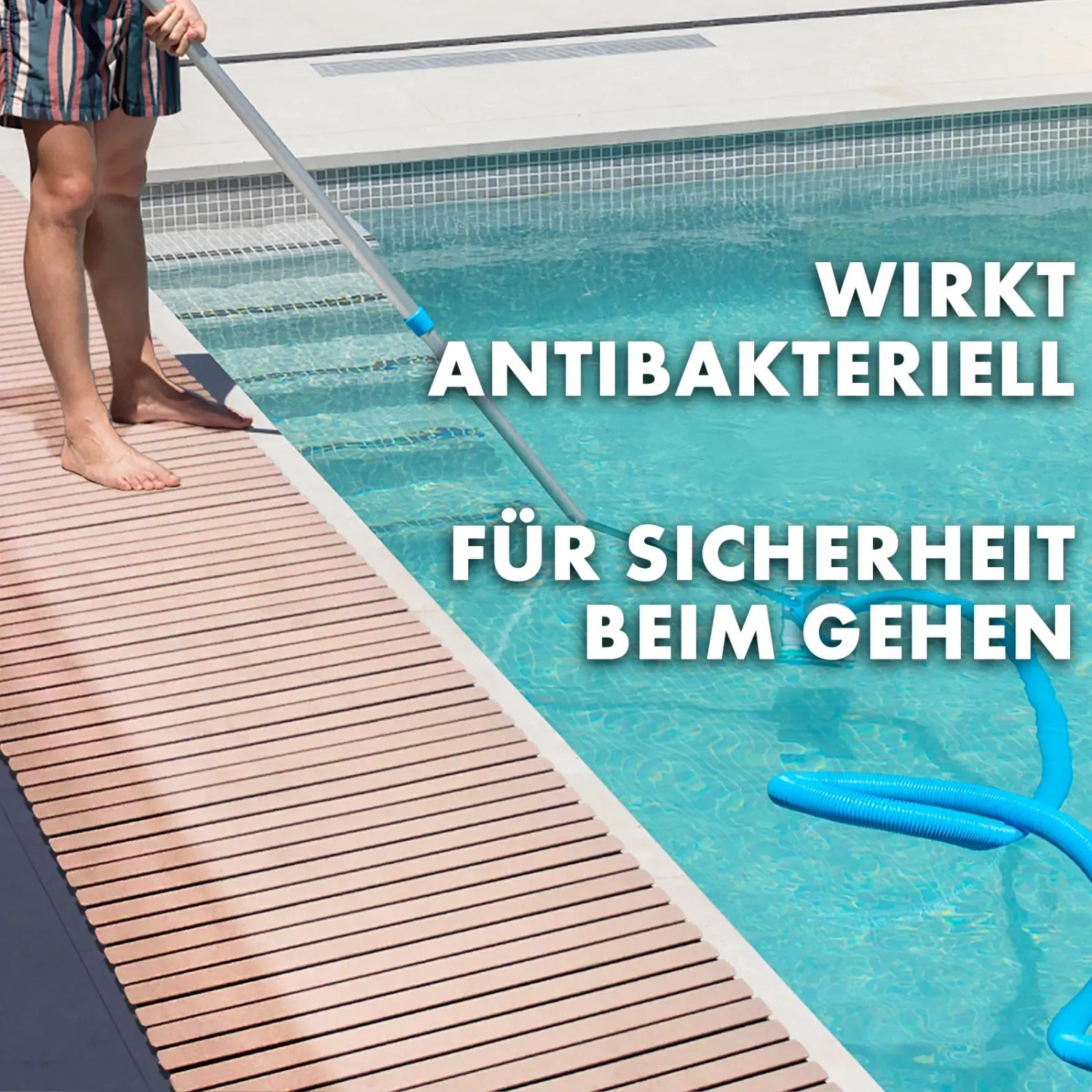 Beige KARAT Fußmatte mit Drainage am Pool, antibakteriell und rutschfest für mehr Sicherheit.