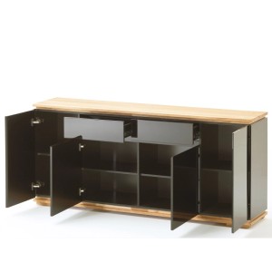 Schwarzes Hochglanz Sideboard Cindro mit Asteiche-Deckplatte, 182x81x40 cm, offene Türen und Schubladen.