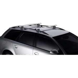 Thule Smartrack Relingträger 124cm auf einem silbernen Kombi montiert.