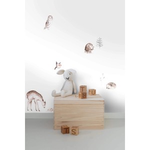 ESTAhome Wandtattoo Waldtiere Braun an Kinderzimmerwand mit Spielzeug.