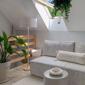 Ländliche QAZQA Mels Stehlampe aus Holz mit hellem Stoffschirm in gemütlichem Wohnzimmer. Innenleuchte.