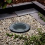Schwarzer Lindby Bodeneinbaustrahler Cliff für GU10 Leuchtmittel im Garten.