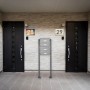 Freistehender Burg Wächter Briefkasten für 4 Parteien aus Edelstahl mit Namensschild.